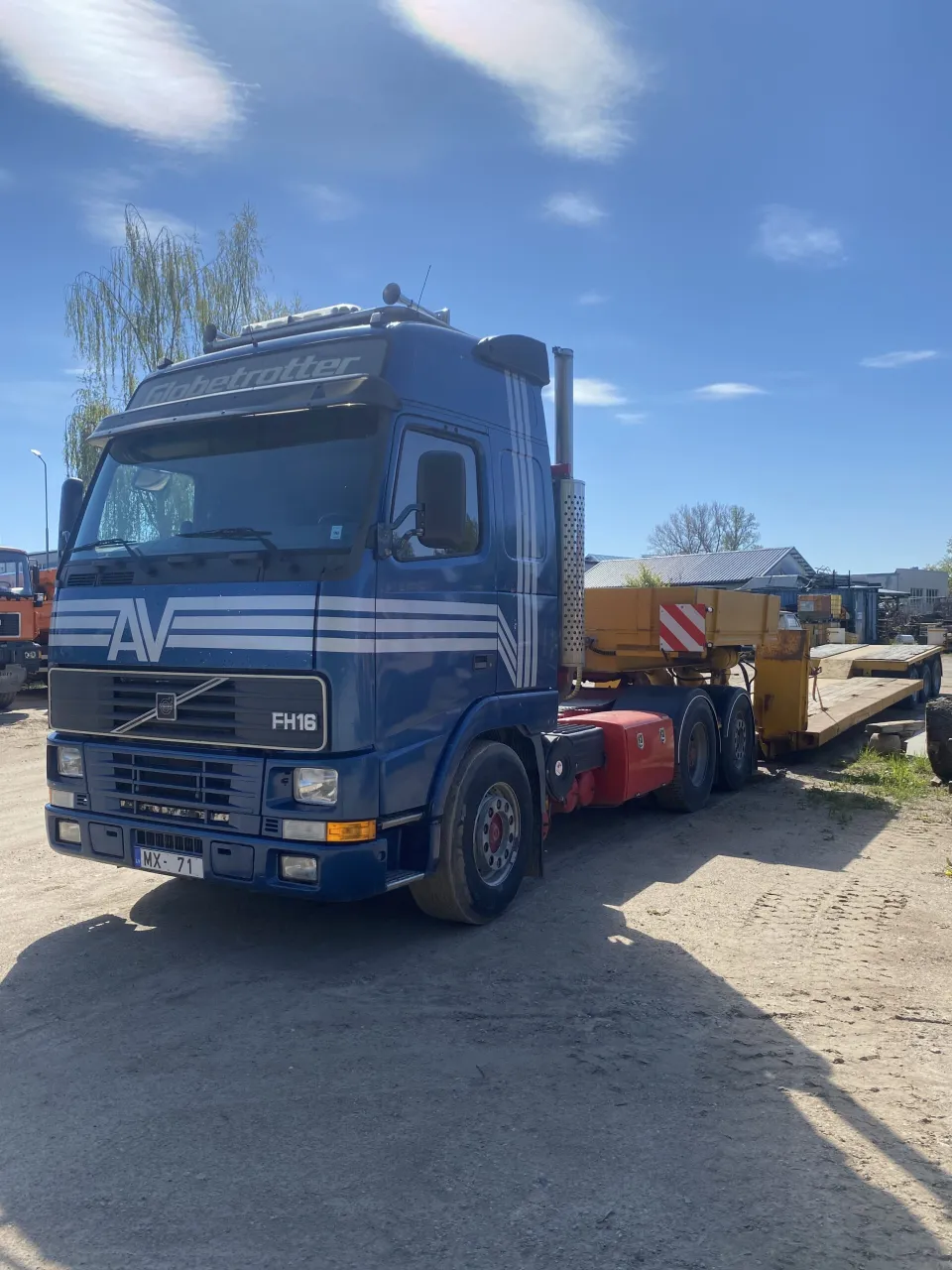 Treileris Volvo FH16 (zemā platforma)